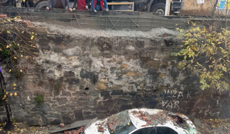 Eyüpsultan’da inşaattaki çalışma park halindeki araca zarar verdi