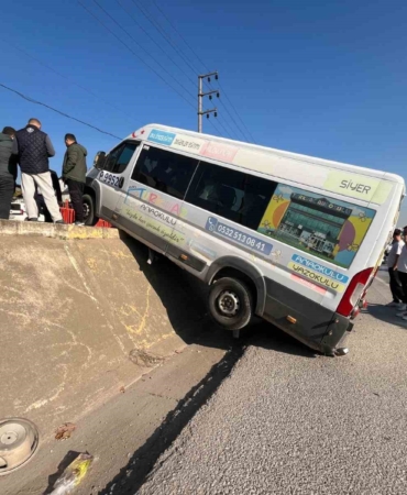 Park halindeki minibüs duvardan yolun kenarına düşerek asılı kaldı