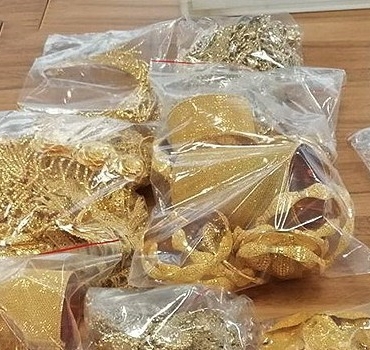 Ceplerindeki 200 bin euro değerindeki altın ve platin takılarla sınırda yakalandı