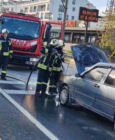 Seyir halindeki otomobilde yangın paniği