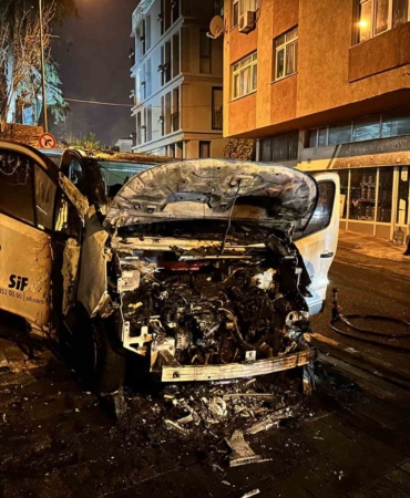 Üsküdar’da park halindeki araç alev alev yandı: O anlar kamerada