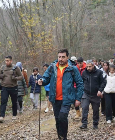 Yenişehir’de doğa yürüyüşü ile gençler stres attı