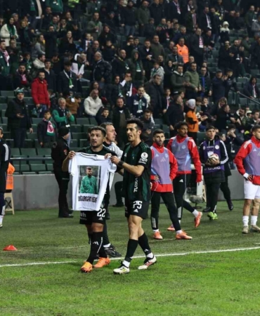 Tayfur Bingöl attığı golden sonra Uğurcan Bekçi tişörtü açtı