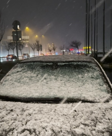 Büyükçekmece’de park halindeki araçların üzeri beyaza büründü