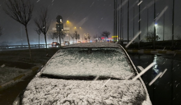Büyükçekmece’de park halindeki araçların üzeri beyaza büründü