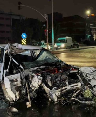Avcılar’da hatalı dönüş yapan kamyona çarpan otomobil hurdaya döndü: 1 ölü, 1 yaralı