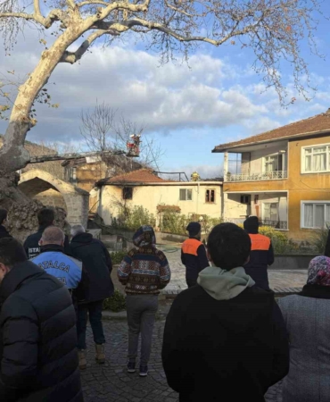 Çatalca’da evi yanan kadın uzun süre gözyaşı döktü