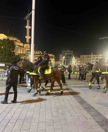 Yılbaşına saatler kala atlı polisler İstiklal Caddesi’nde devriyede