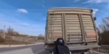 Motosiklet, kamyona arkadan çarptı: 1 yaralı