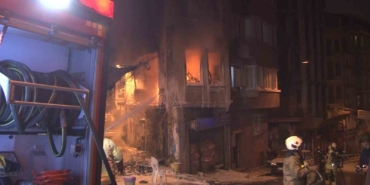 Beyoğlu’nda 4 katlı binada yangın çıktı: Bina sakini 2 kişi çatıya sığındı