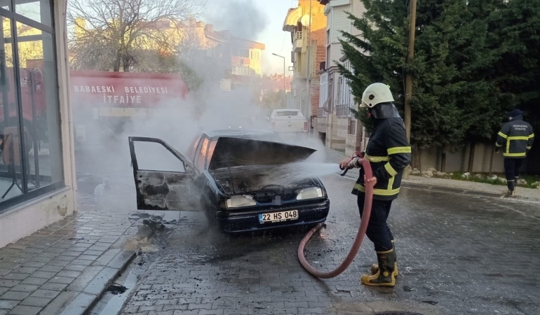Babaeski’de otomobil cayır cayır yandı