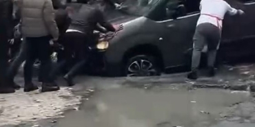 Küçükçekmece’de yağmur sonrası çöken yolda, araçlar çukura düştü