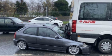 Sarıyer’de kontrolden çıkan otomobil servis aracının altına girdi: 1 yaralı