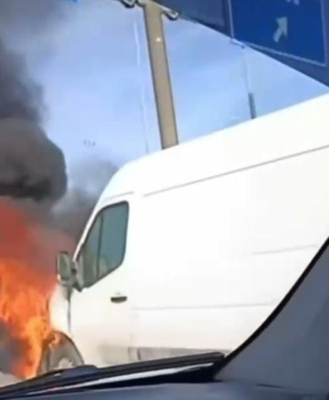 Alev alan servis minibüsü küle döndü