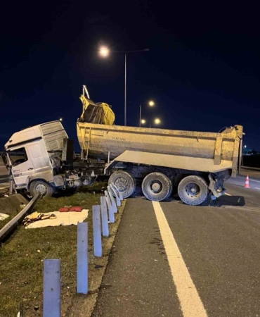Başakşehir’de hafriyat kamyonu bariyere girdi: 1 ağır yaralı