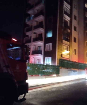 Pendik’te bir binanın 3’üncü katı alevlere teslim oldu