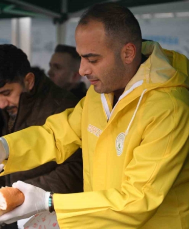 Gaziosmanpaşa’da Başkan Vekili Karadeniz’den Hamsi Festivalinde gitar sürprizi