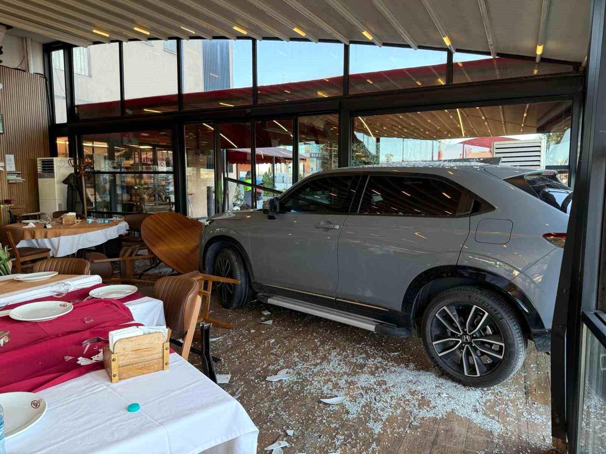 Ünlü sanatçı Cahit Berkay’ın aracıyla daldığı restoranın işletmecisi o anları anlattı