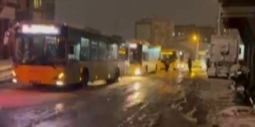 Pendik’te ekipler karları temizledi, lastiği uygun olmayan İETT otobüsü yolda kaldı