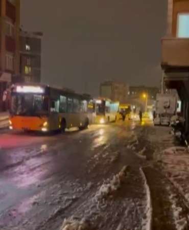 Pendik’te ekipler karları temizledi, lastiği uygun olmayan İETT otobüsü yolda kaldı