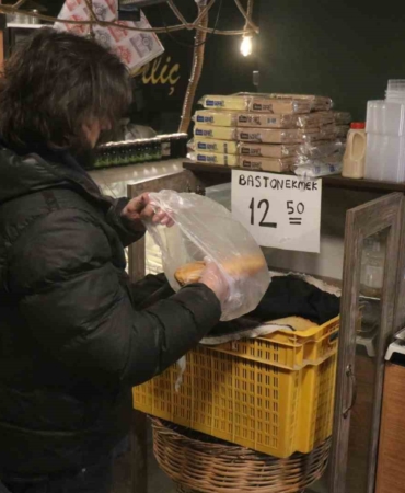 Bayat ekmek fiyatına sıcak ekmek: Mahalle esnafından emsal davranış