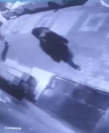 Otomobillerin aynalarını kırıp camlarını yumrukladılar, hiçbir şey olmamış gibi gittiler