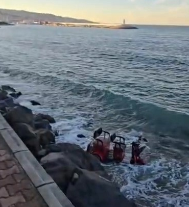 3 tekerlekli elektrikli motosiklet denize uçtu