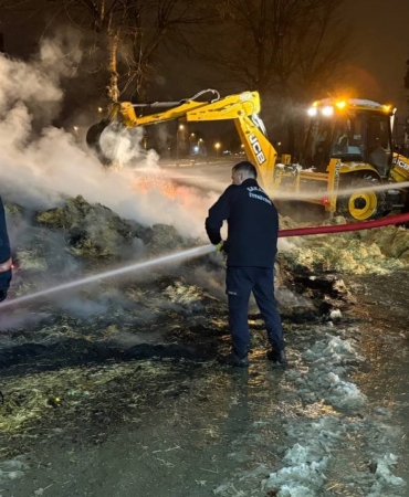 Saman yüklü kamyon alev aldı, uyuyan sürücü facianın eşiğinden döndü