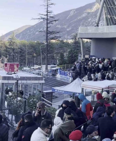 Uludağ’da zirve yarışı...Teleferik kuyrukları metrelerce uzadı