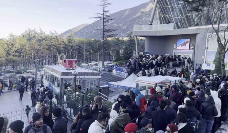 Uludağ’da zirve yarışı...Teleferik kuyrukları metrelerce uzadı