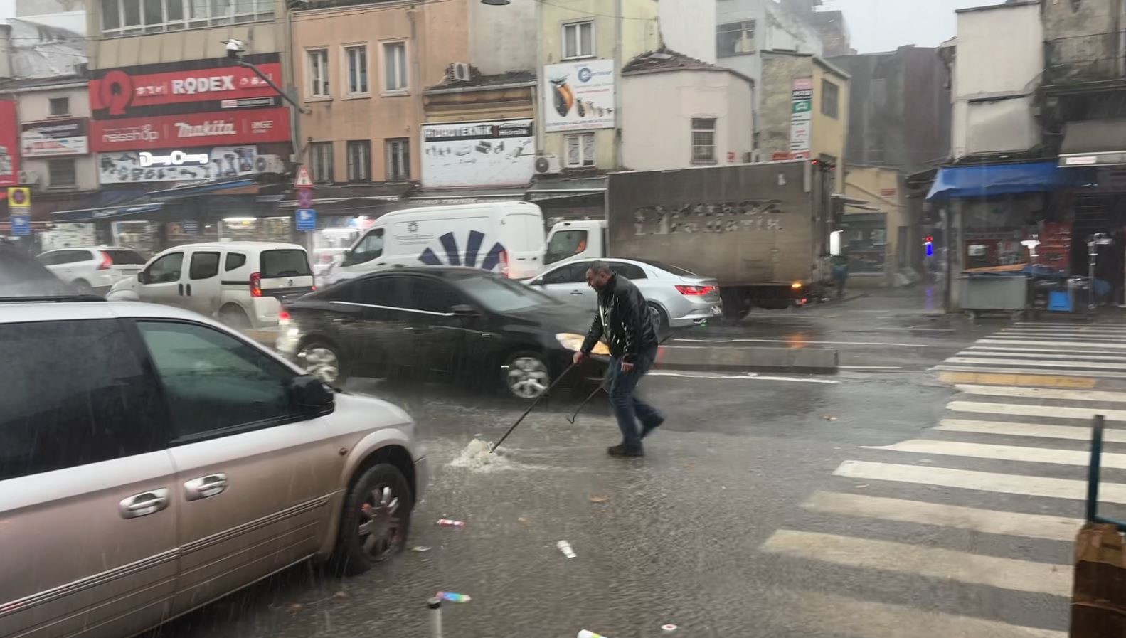 Beyoğlu’nda esnaftan su baskınlarına karşı kum torbalı önlem