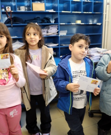 Minik ellerden büyük mutluluk: Anaokulu öğrencileri ilk mektuplarını PTT’ye teslim etti