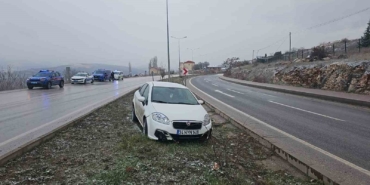Bilecik’te lastiği patlayan otomobil orta refüje girdi: 1 yaralı