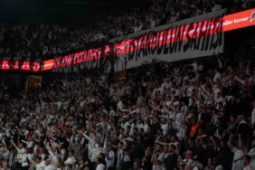 Beşiktaş - Fenerbahçe derbisine tribün olayları nedeniyle ara verildi