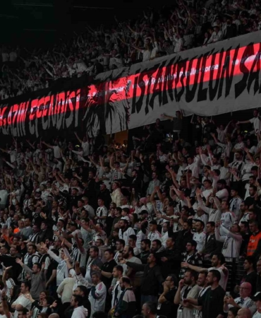 Beşiktaş - Fenerbahçe derbisine tribün olayları nedeniyle ara verildi