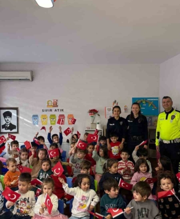 Balıkesir’de polisler miniklere trafik eğitimi verdi