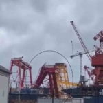 Tuzla’da kule vinç rüzgarın etkisiyle devrildi