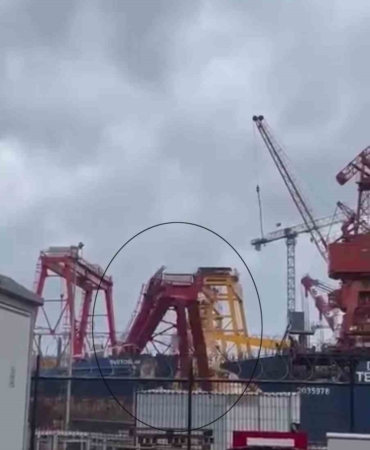 Tuzla’da kule vinç rüzgarın etkisiyle devrildi