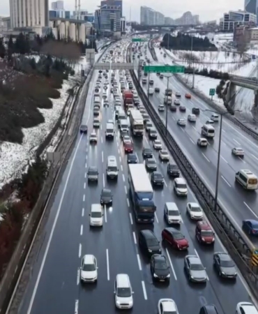 TEM Otoyolu Mahmutbey Gişeleri’nde trafik havadan görüntülendi