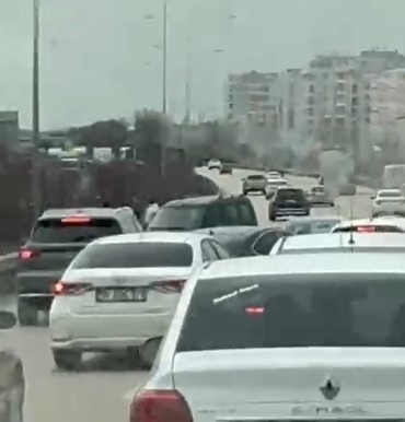 Otobanda tehlike...Ters yöne giren araç trafiği kilitledi