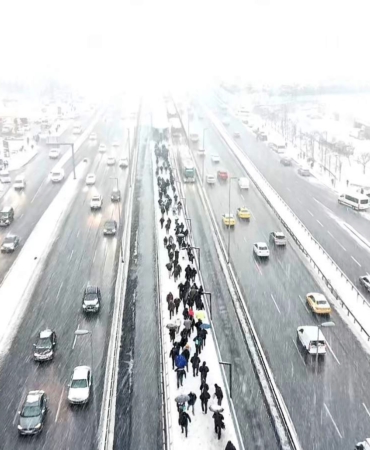 Lapa lapa kar yağan Bahçelievler havadan görüntülendi