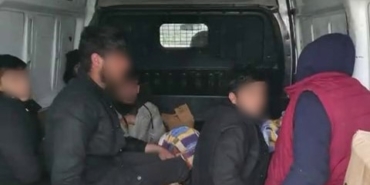 Hendek’te minibüs kasasındaki göçmenleri polis yakaladı