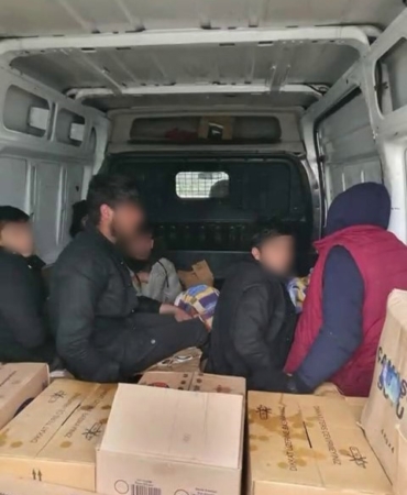 Hendek’te minibüs kasasındaki göçmenleri polis yakaladı