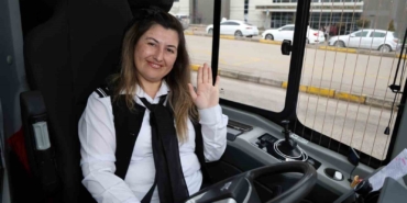 Öğretmenliği bıraktı, otobüs direksiyonuna geçti