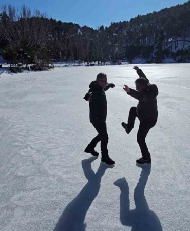Üzerinde çökertme oynadığı, buzu kesip suya girdi