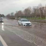 Tuzla’da kuvvetli fırtına nedeniyle deniz taştı, yollar göle döndü