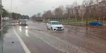 Tuzla’da kuvvetli fırtına nedeniyle deniz taştı, yollar göle döndü