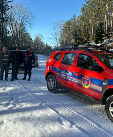 Kazdağları’nda karda mahsur kalan 4 kişiyi jandarma kurtardı