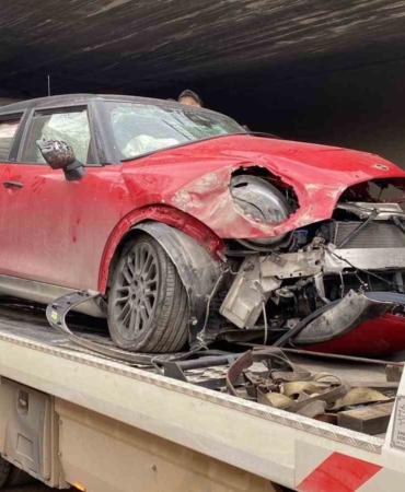 Kocaeli’de köprü ayağına çarpan otomobilin sürücüsü yaralandı