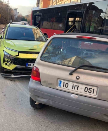 Balıkesir’de çift taraflı trafik kazası: 2 yaralı